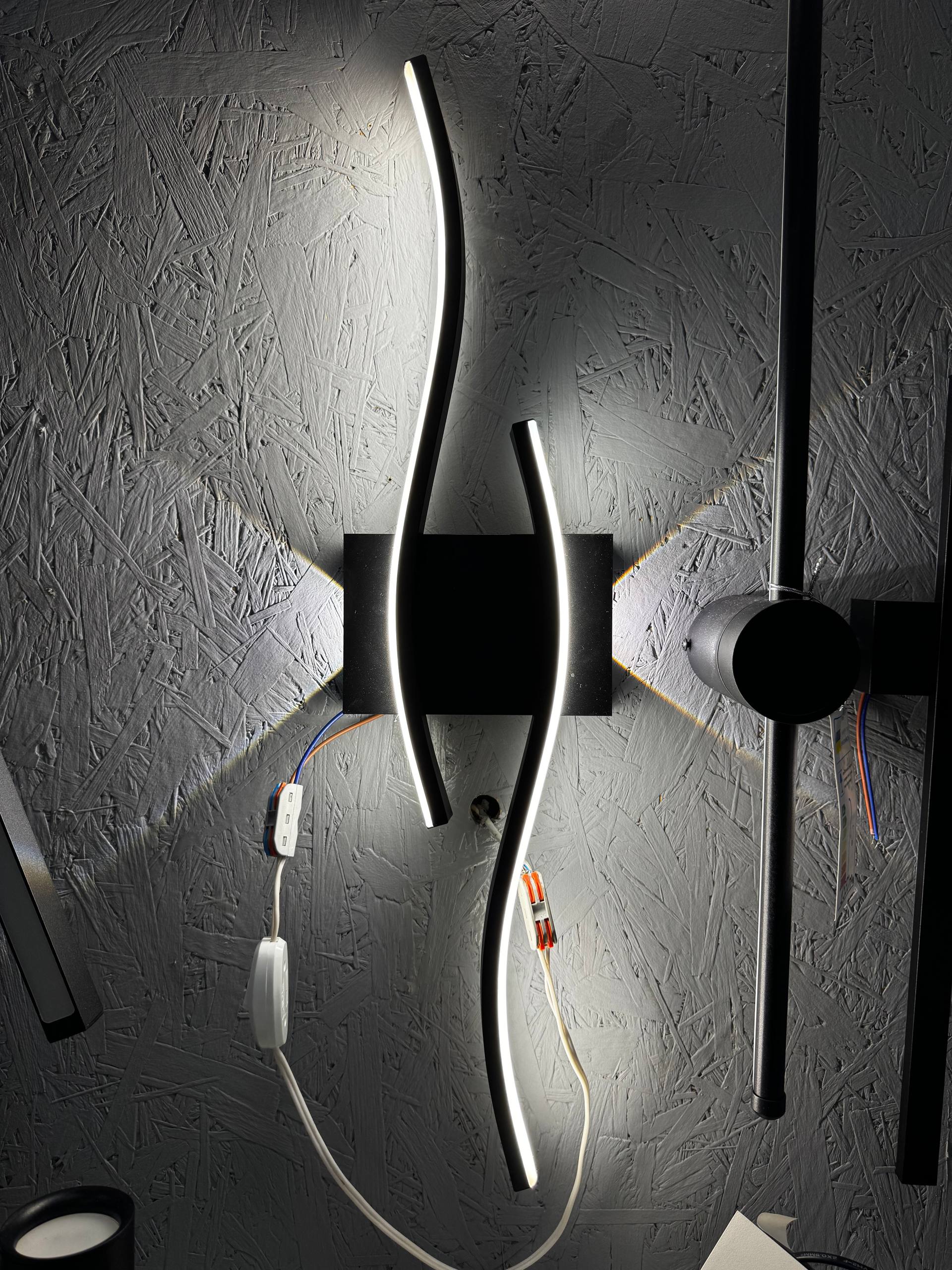 Елегантне бра з трьома LED-режимами, чорне, з акриловим розсіювачем - Зображення 7