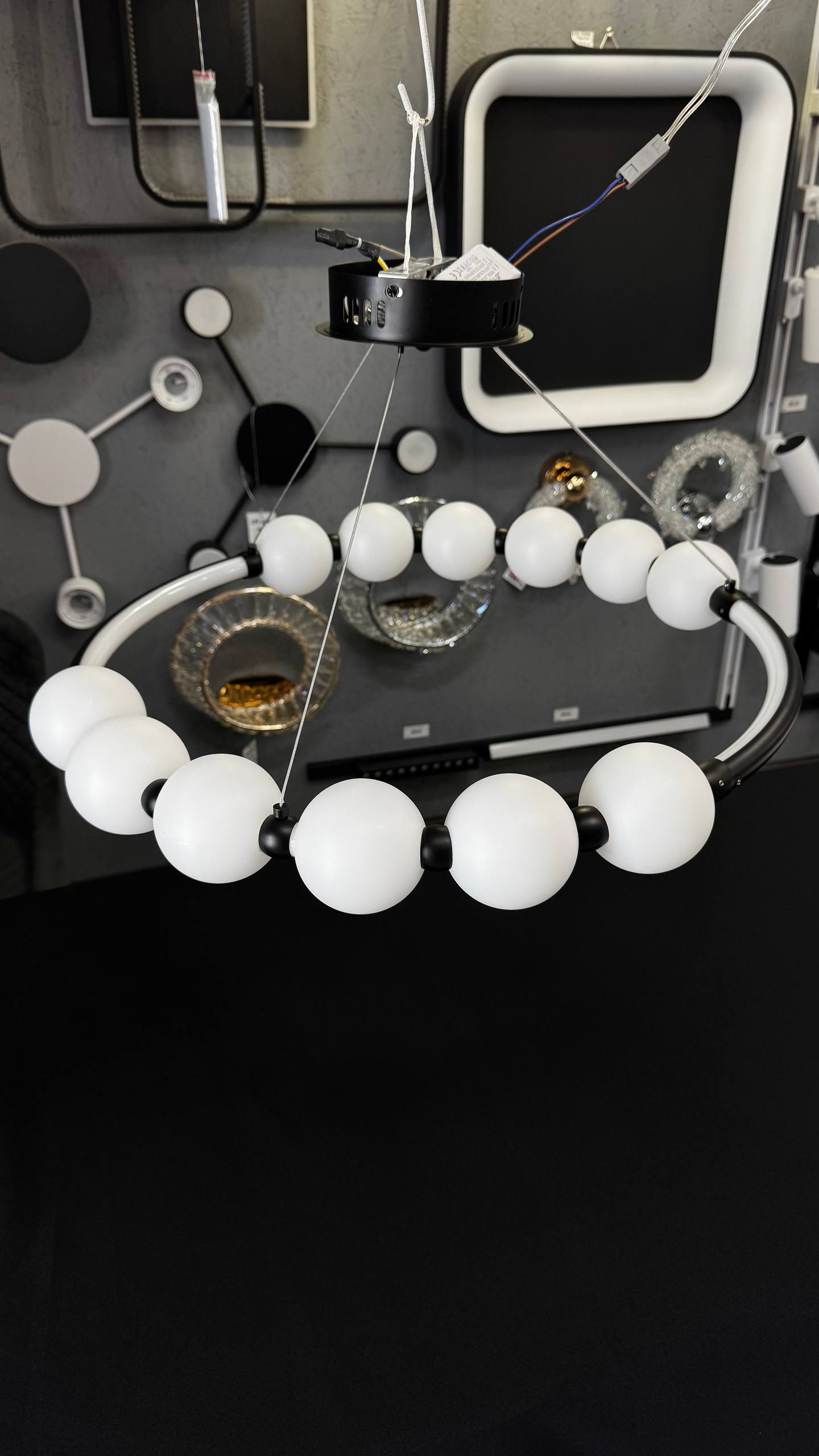 підвісна люстра з чорною основою та білими плафонами, LED 3 режими 42W - Зображення 9