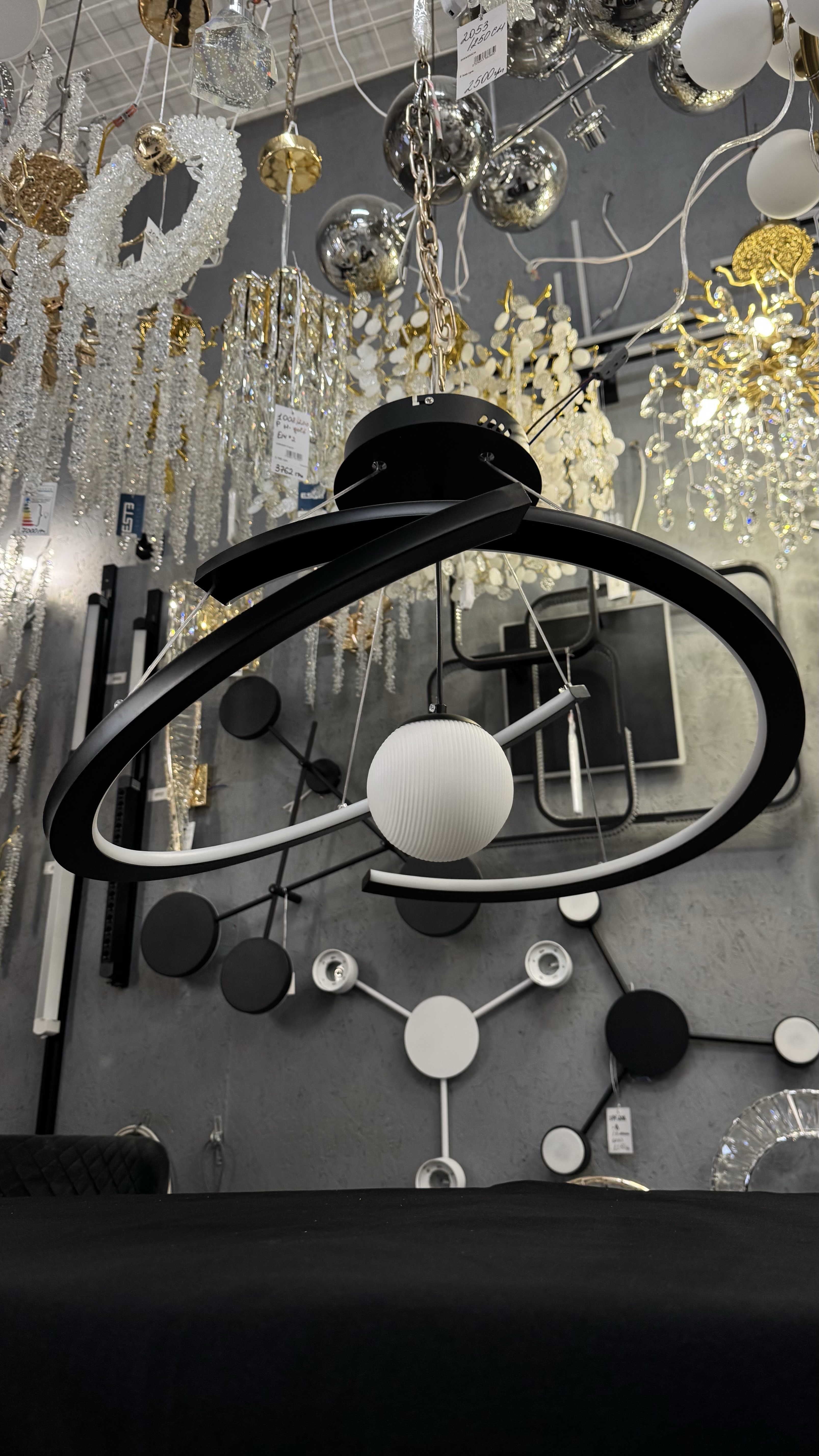 Підвісна LED-люстра на 63W з пультом та регулюванням висоти