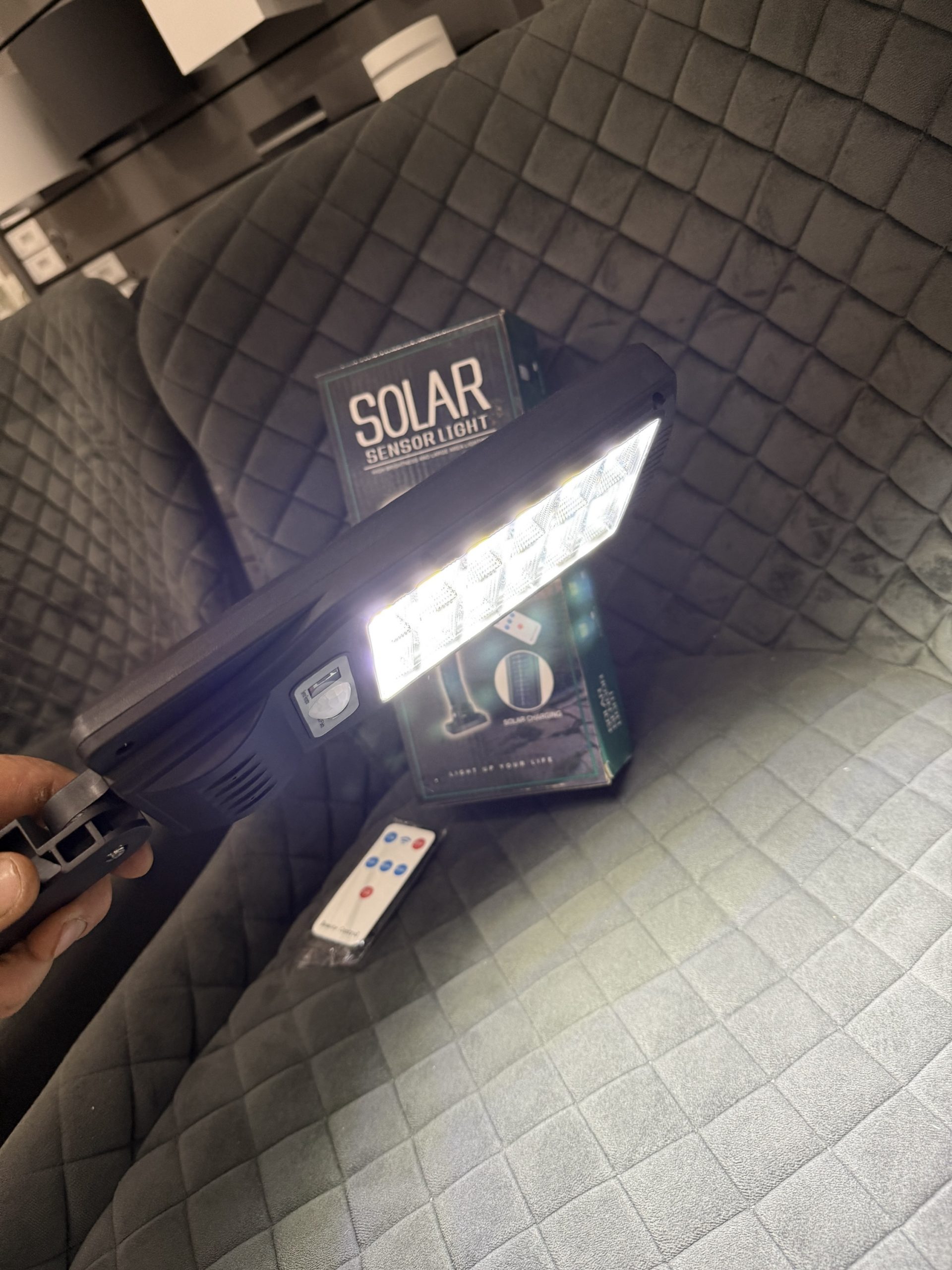 Прожектор на сонячній панелі з аккумулятором і датчиком руху - Зображення 4