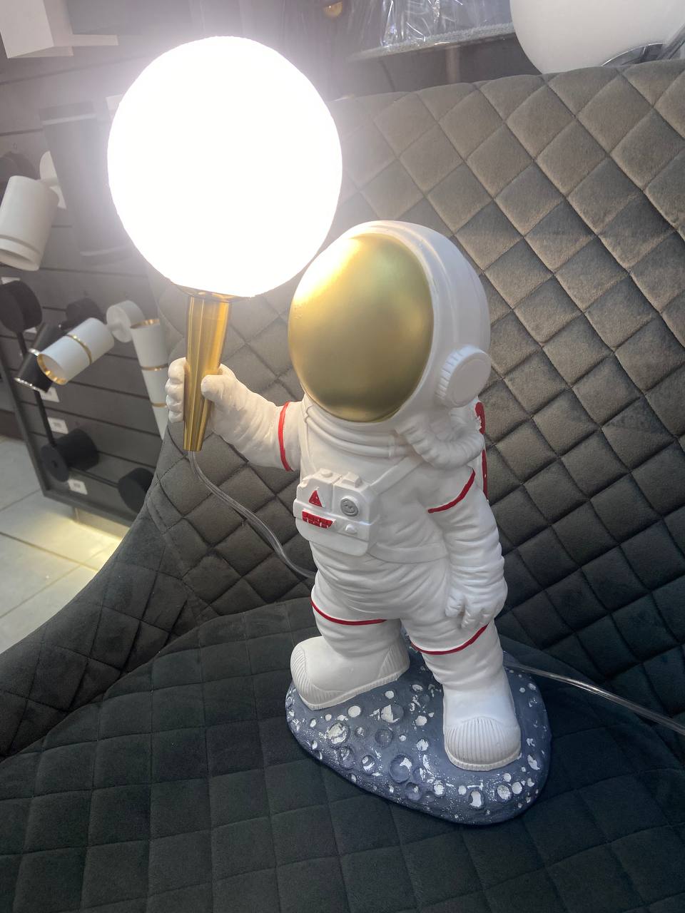 Настільна лампа "Космонавт" з місячним плафоном - Зображення 11