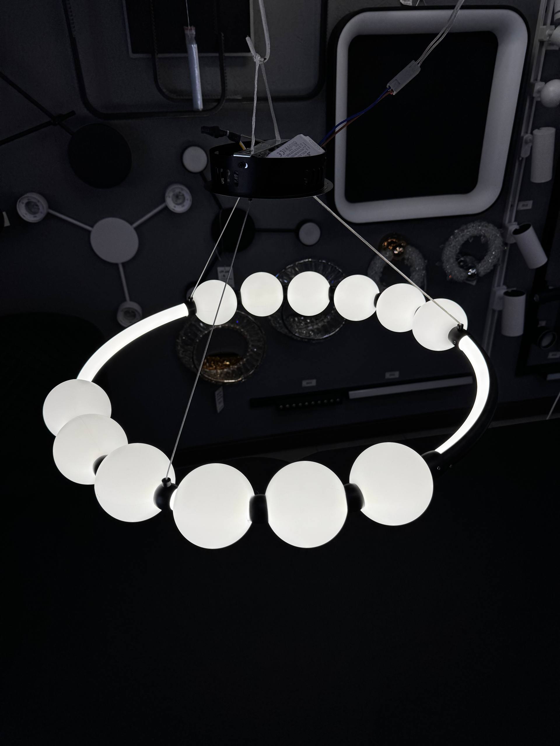 підвісна люстра з чорною основою та білими плафонами, LED 3 режими 42W - Зображення 6