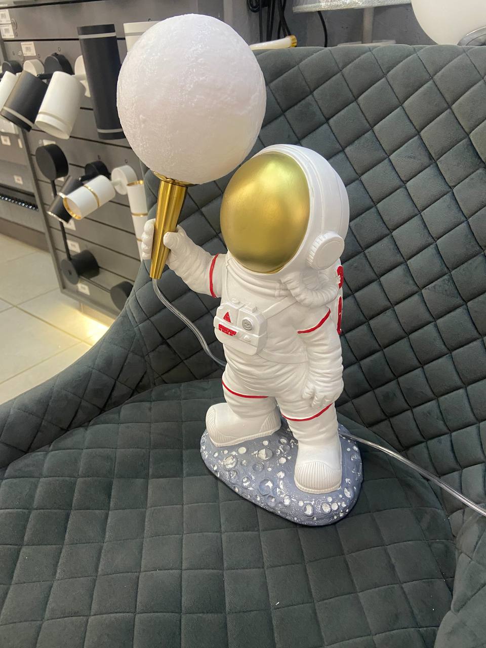 Настільна лампа "Космонавт" з місячним плафоном - Зображення 7