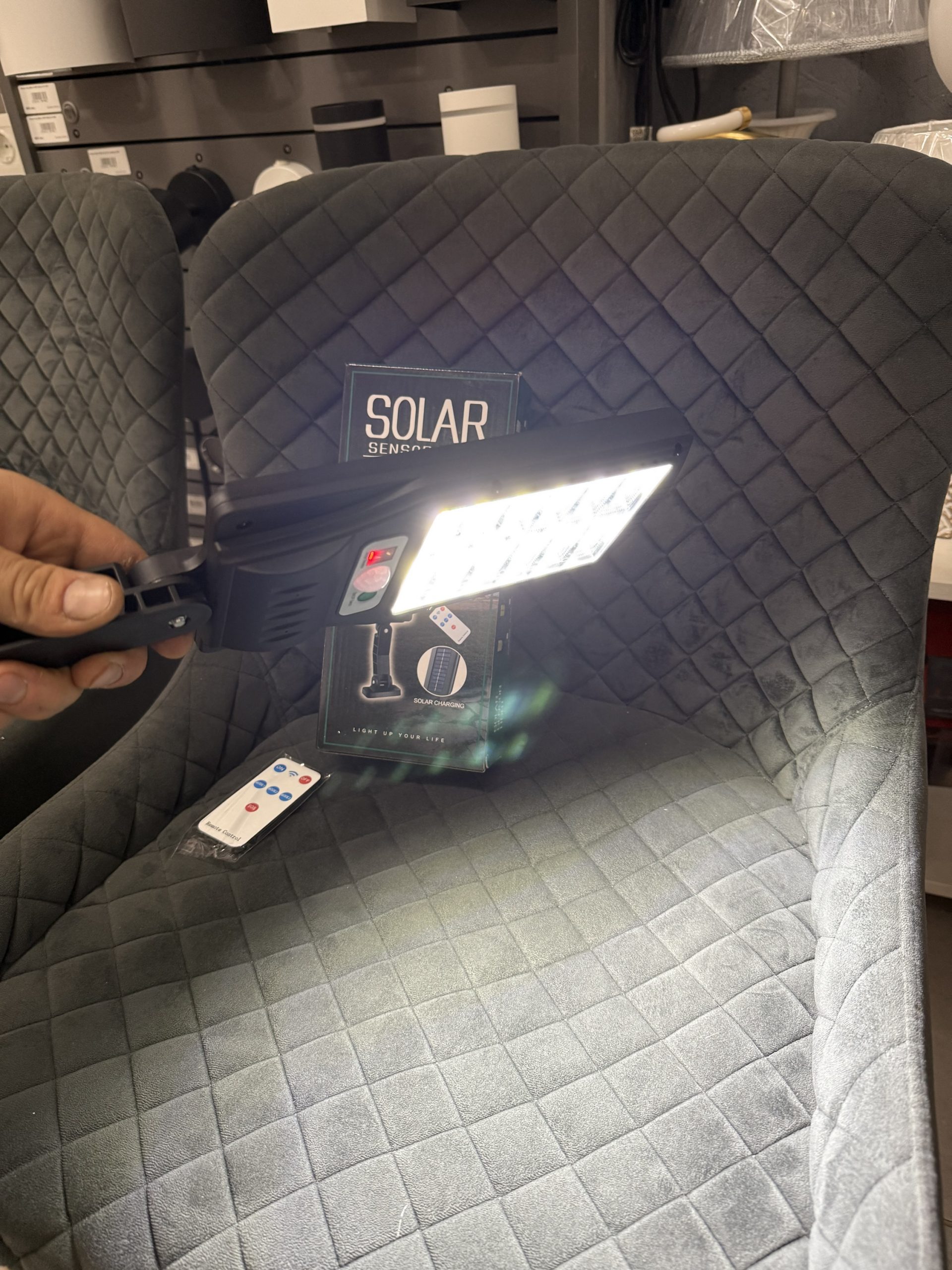 Прожектор на сонячній панелі з аккумулятором і датчиком руху - Зображення 3