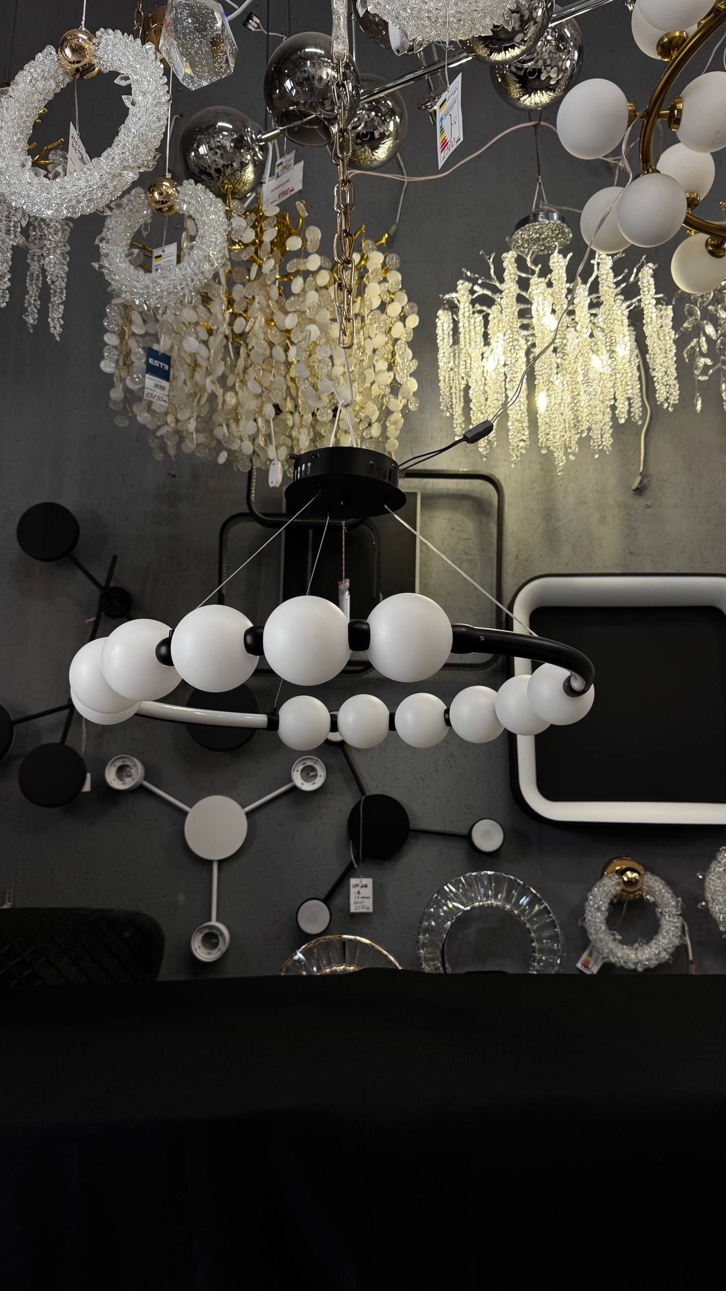 підвісна люстра з чорною основою та білими плафонами, LED 3 режими 42W - Зображення 10