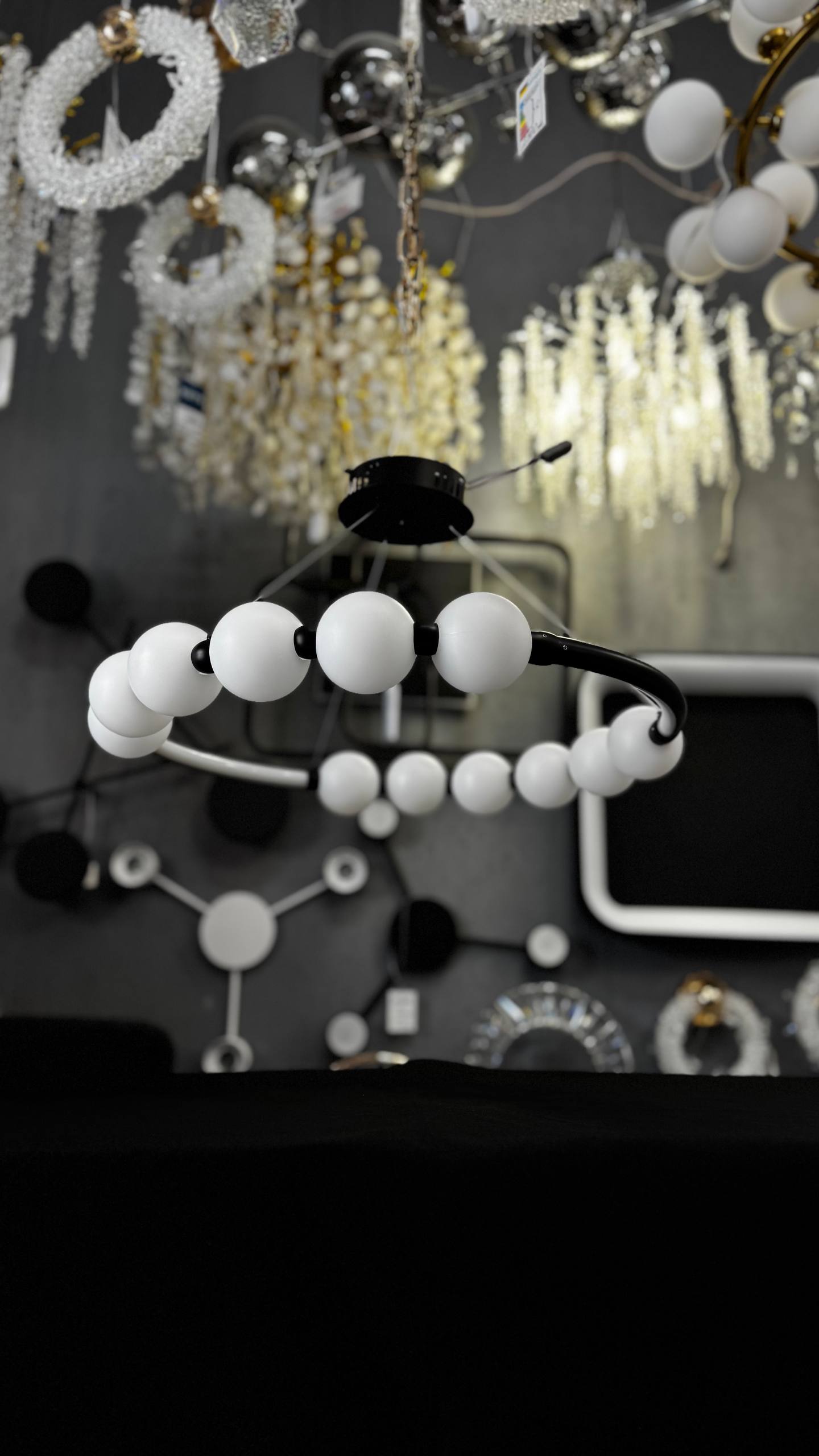 підвісна люстра з чорною основою та білими плафонами, LED 3 режими 42W - Зображення 11