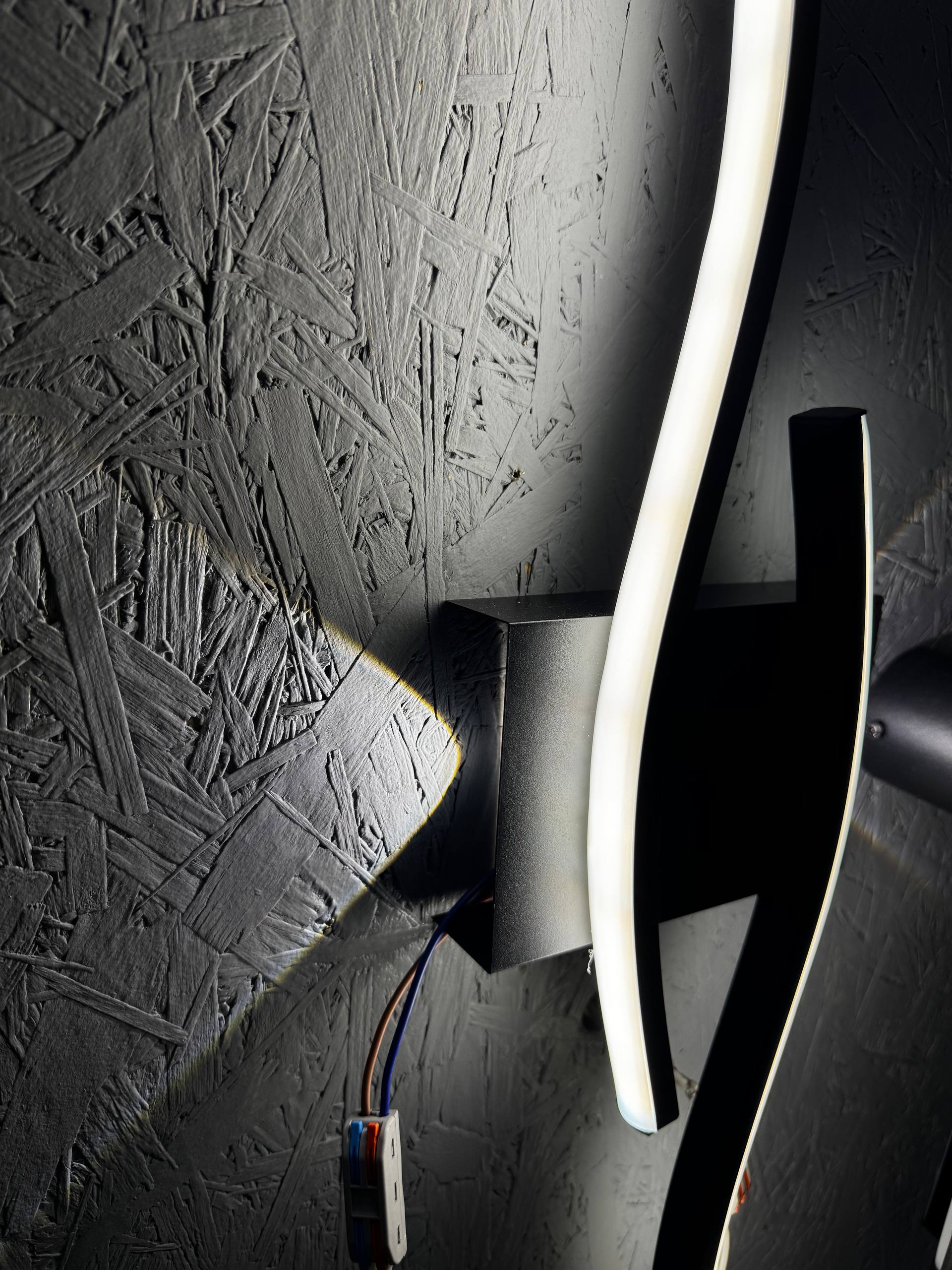 Елегантне бра з трьома LED-режимами, чорне, з акриловим розсіювачем - Зображення 5