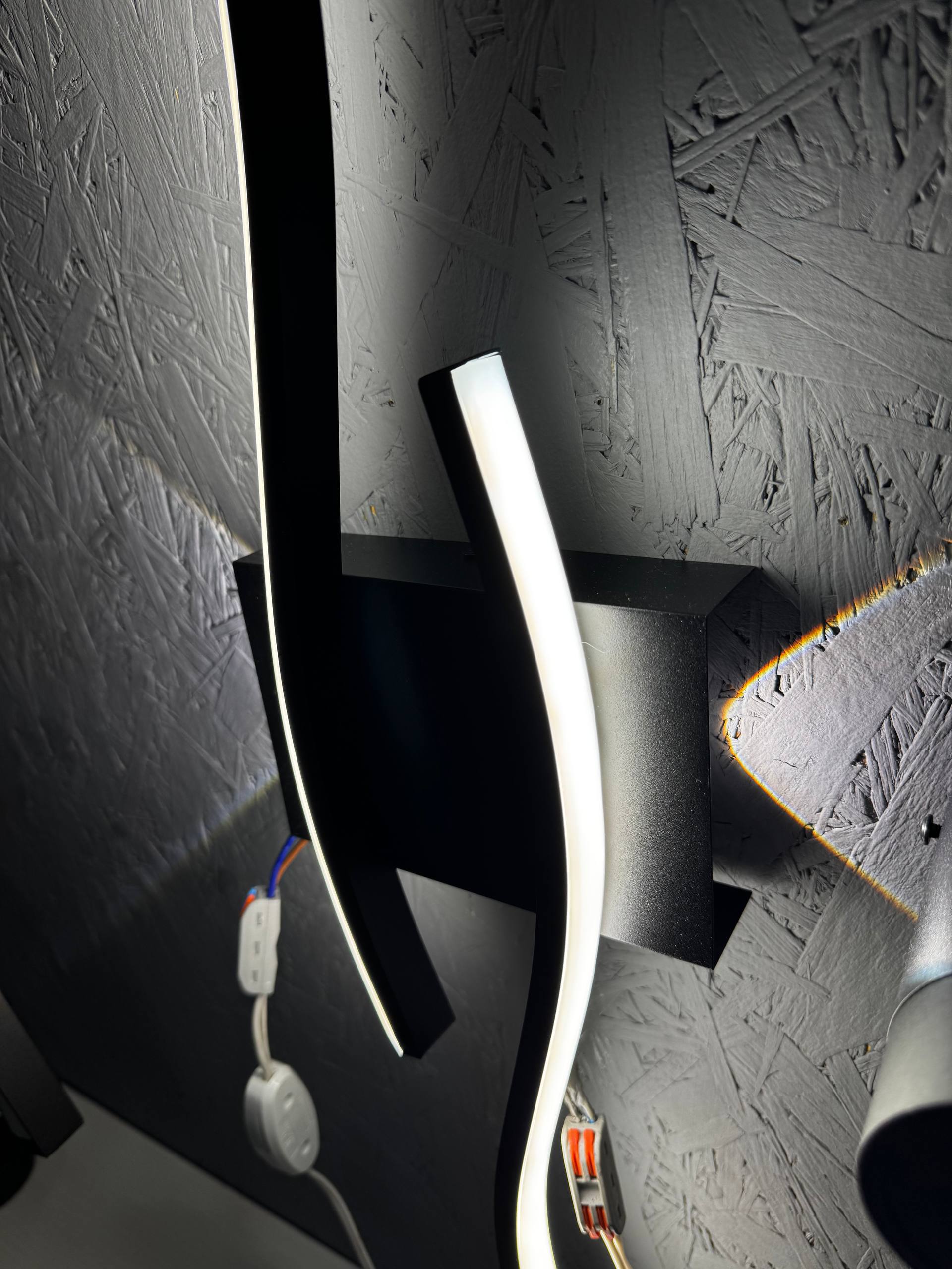 Елегантне бра з трьома LED-режимами, чорне, з акриловим розсіювачем - Зображення 6