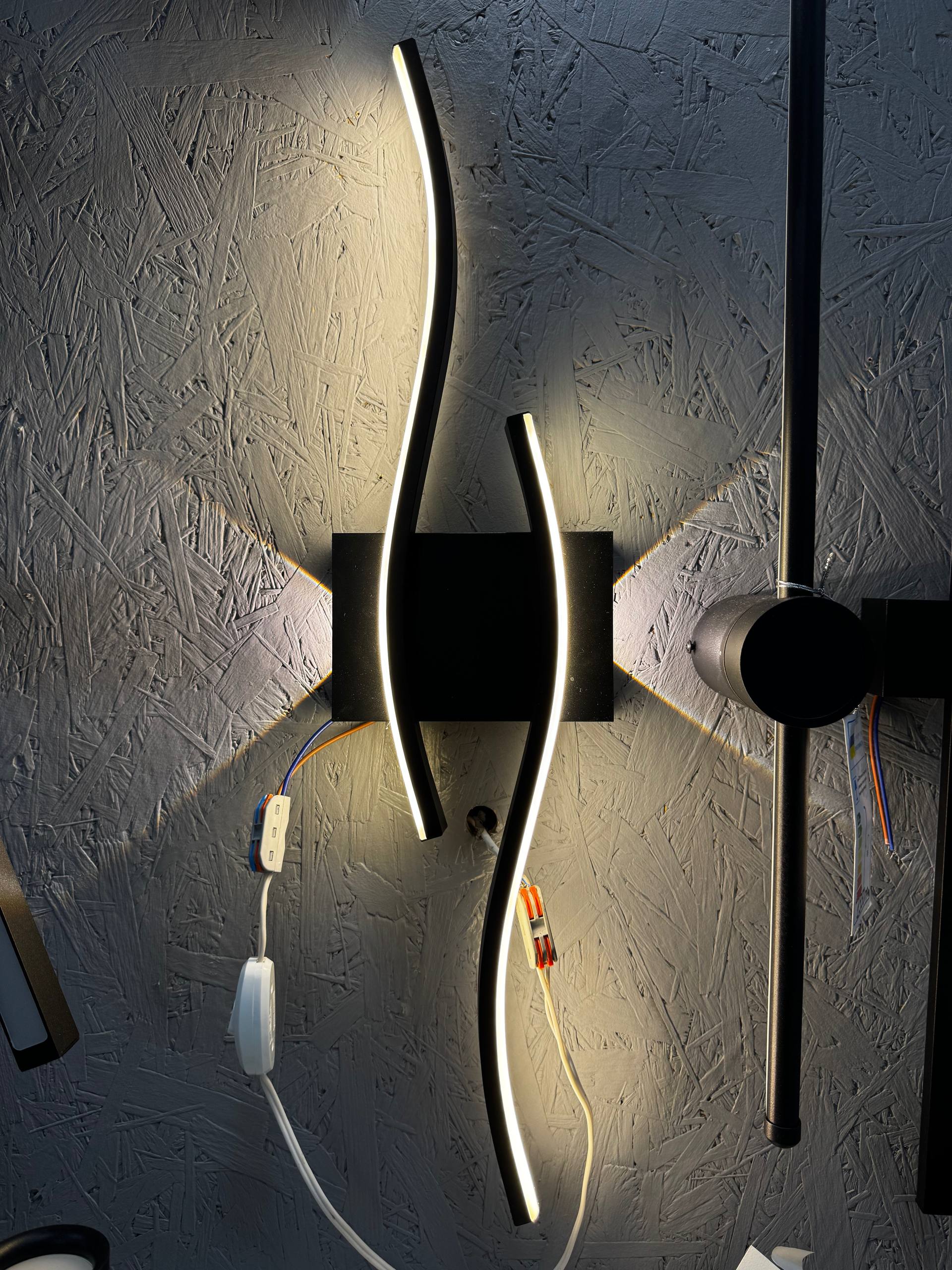 Елегантне бра з трьома LED-режимами, чорне, з акриловим розсіювачем - Зображення 8