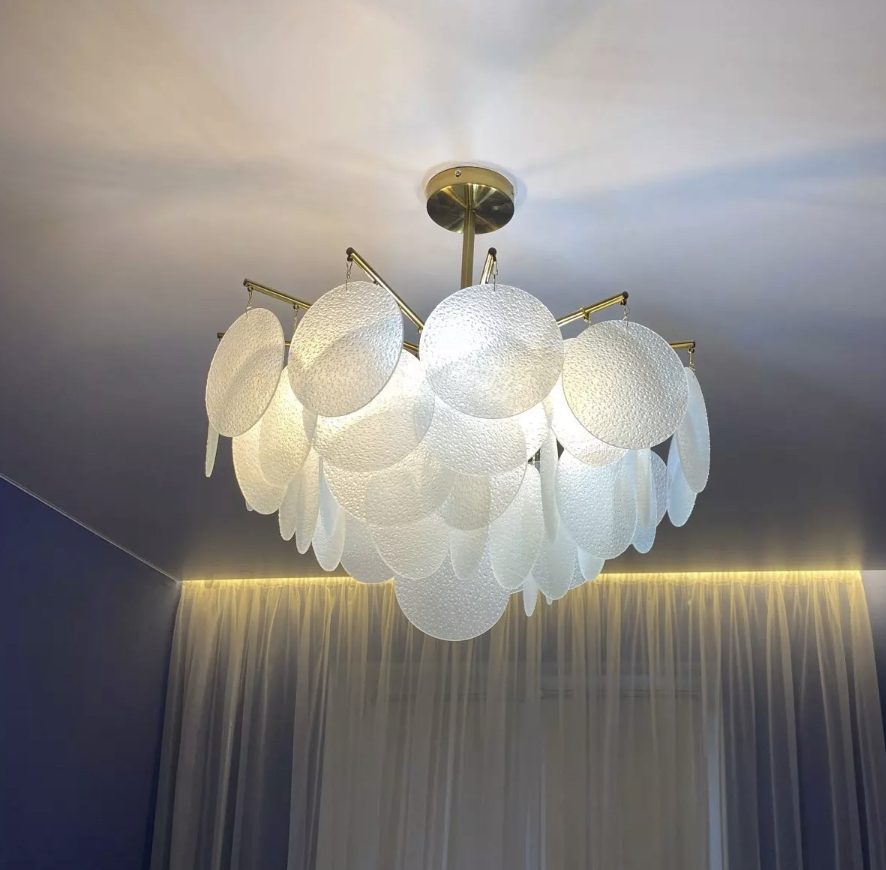 Люстра з латунною основою та матовим склом, 6 ламп E14